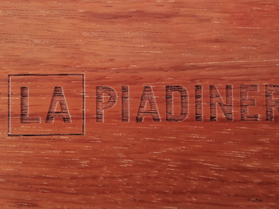 incisione laser logo su legno massello